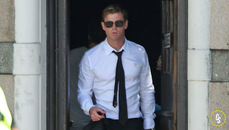 Chris Hemsworth Set Photos from the New Men In Black Movie!