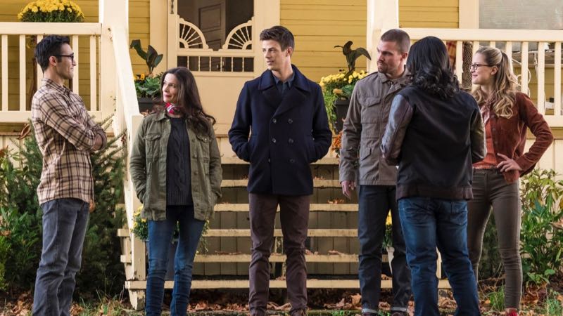 First Elseworlds Photos Bring the Heroes Together
