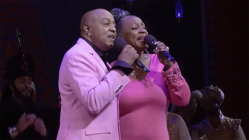 Aladdin Reunion: Original Duo Peabo Bryson & Regina Belle Sing 'A Whole New World'