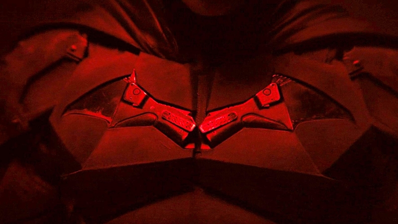 The Batman Set Photos Reveal Better Look at Robert Pattinson's Batsuit