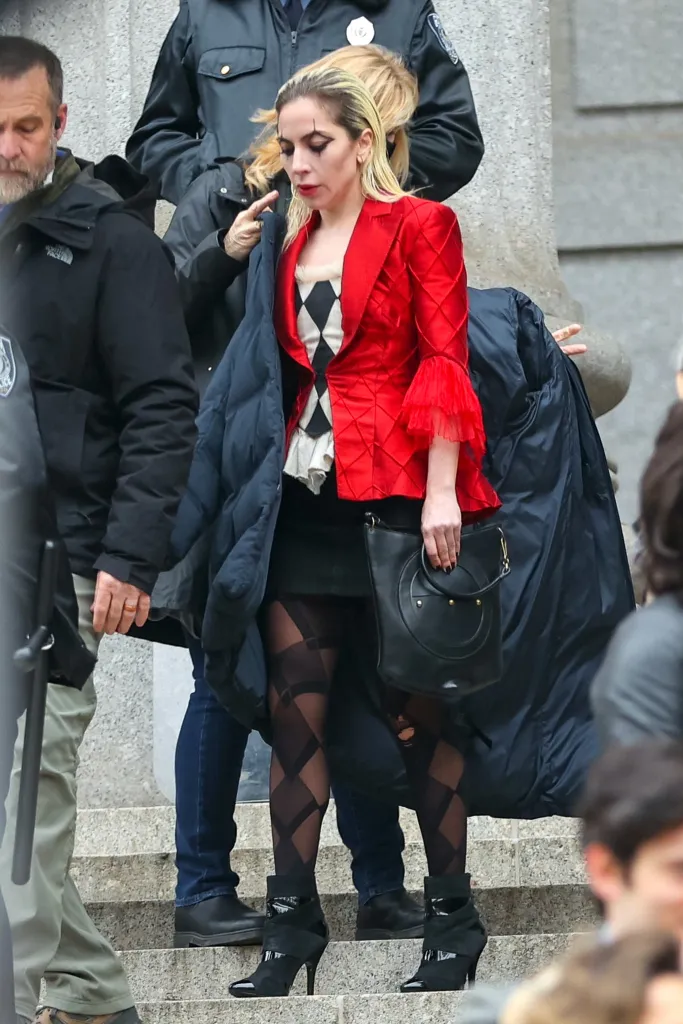 Les photos du tournage de Joker 2 montrent la tenue Harley Quinn de Lady Gaga dans Folie à Deux