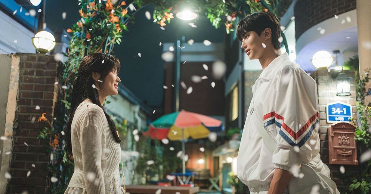 L'affiche de tvN K-Drama Lovely Runner taquine l'interaction inhabituelle entre Byeon Woo-Seok et Kim Hye-Yun