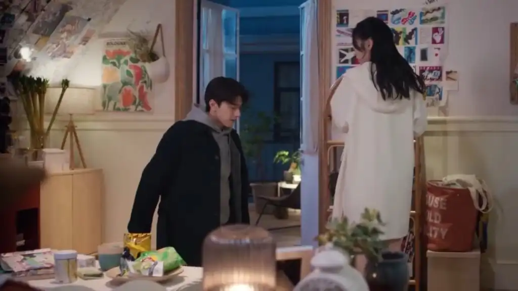 Lin Yi kneels before Zhou Yr in the trailer of Everyone Loves Me