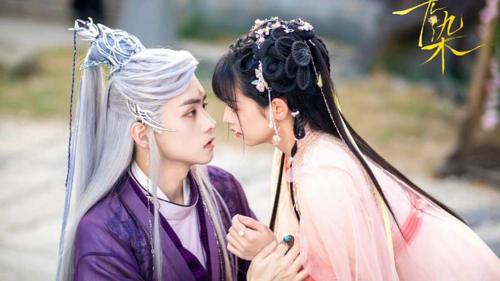 Deng Xiaoci and Lin Jinyi stare into each other's eyes in Wu Ran