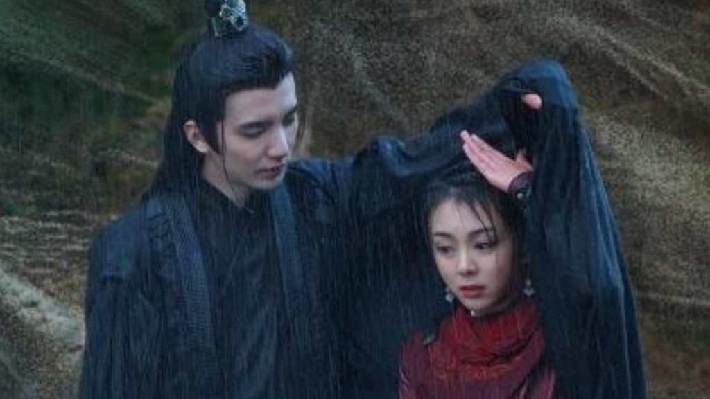 Gu Landi protecting Gao Siwen from rain