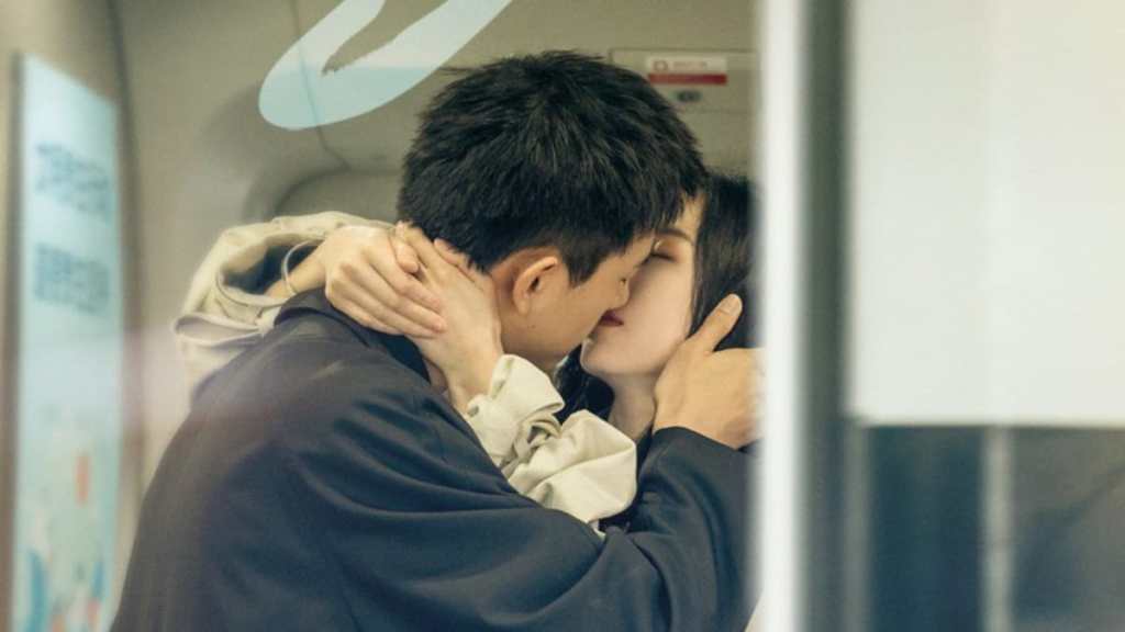 Li Xian and Zhou Yutong share a kiss