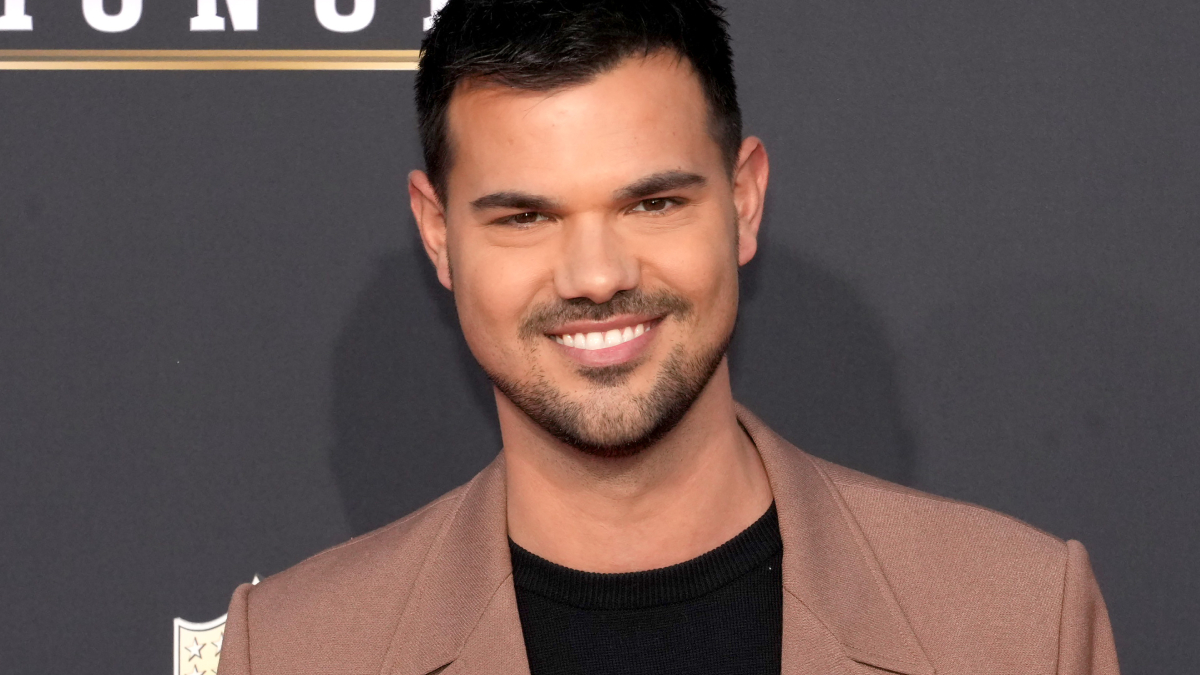 Taylor Lautner, Sarah Hyland, & More to Star in The