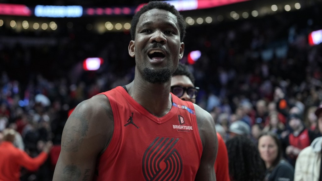 Blazers Deandre Ayton Suffers Calf Injury Against Nuggets