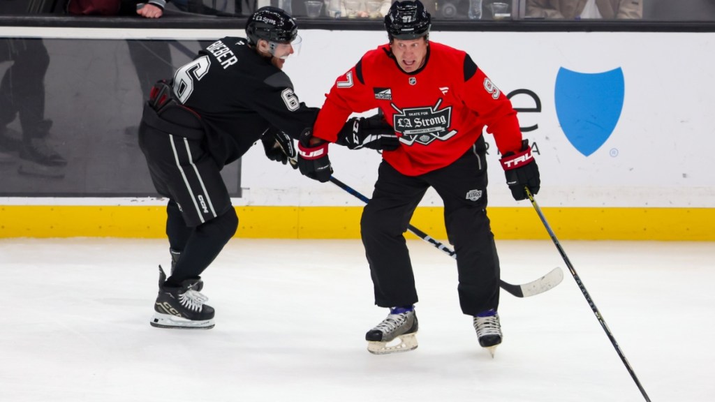 Justin Bieber & Jeremy Roenick Hilariously Fight During L.A. Charity Hockey Game