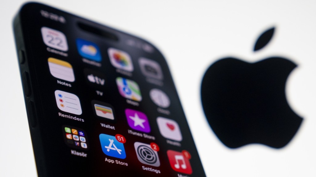 Apple to Fix iPhone Glitch That Replaces Word 'Racist' to 'Trump