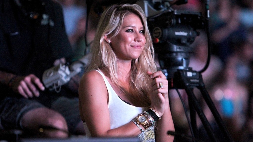 Anna Kournikova Step Out With Enrique Iglesias & Kids Amid Health Scare