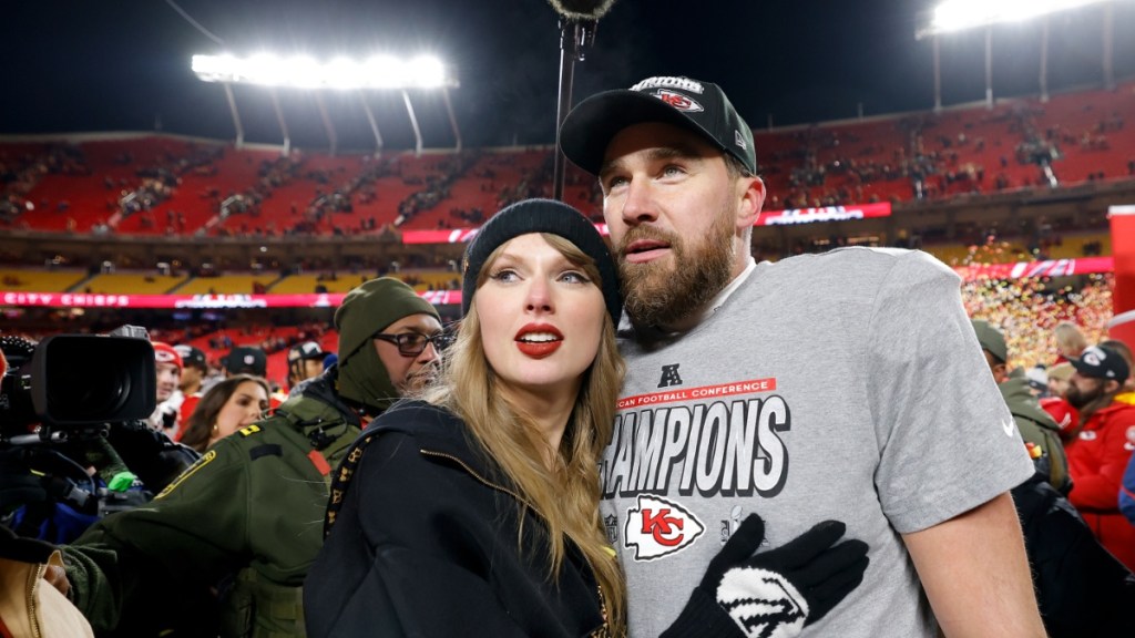 Fans Think Taylor Swift Was Hiding During Travis Kelce Podcast