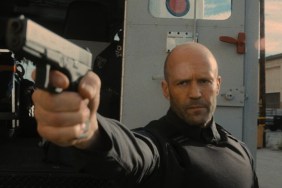 Jason Statham points a gun.
