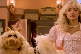 Sabrina Carpenter stands with Miss Piggy.