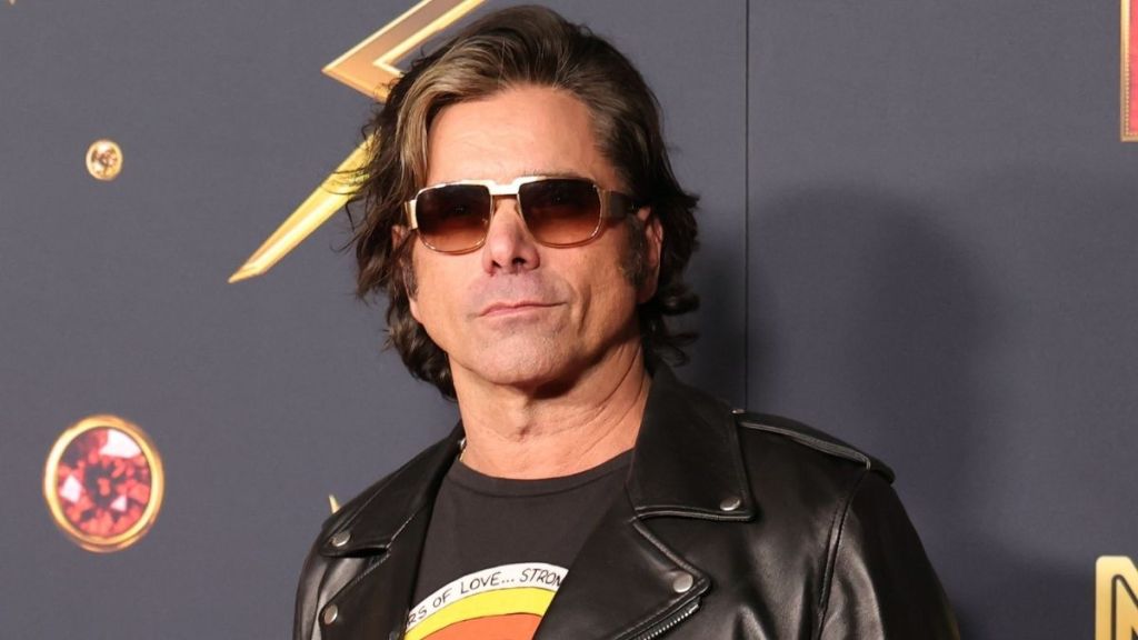 Drag’s First Photos Show John Stamos & Lizzy Caplan’s New Thriller