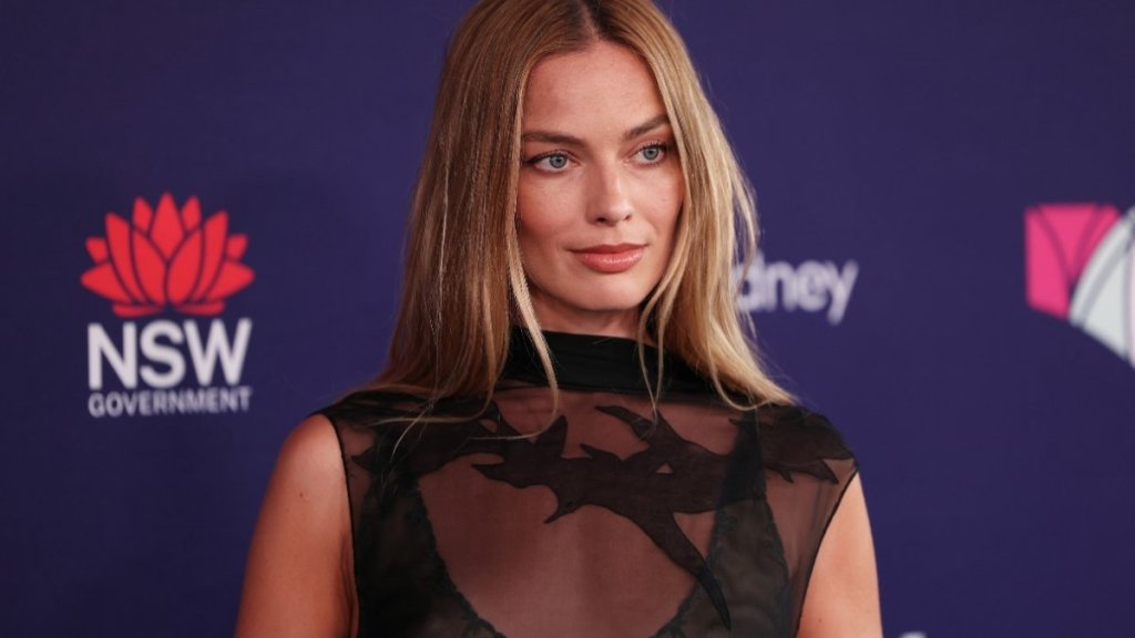 Margot Robbie & Bradley Cooper’s Ocean’s Eleven Prequel Loses Director