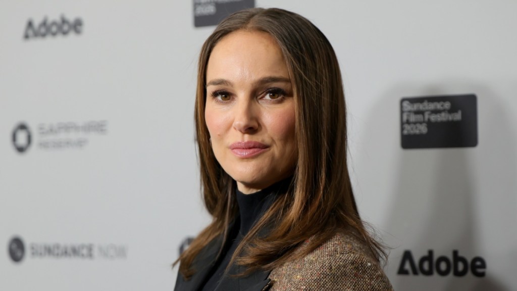 Natalie Portman Jonathan Bailey Pumping Black