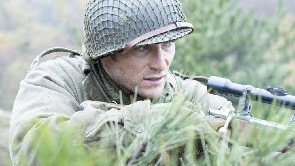  Scott Eastwood & Colin Hanks Star in World War II Movie