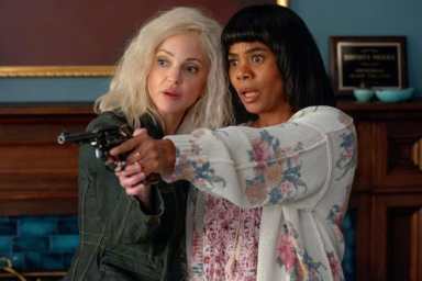 Cindy and Brenda hold a gun in Scary Movie.