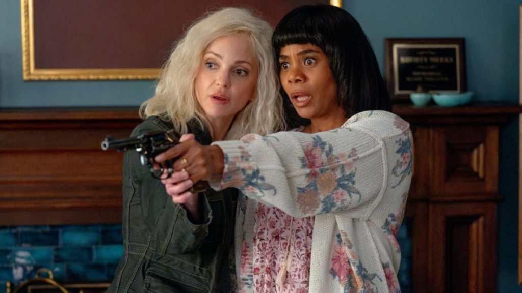 Cindy and Brenda hold a gun in Scary Movie.
