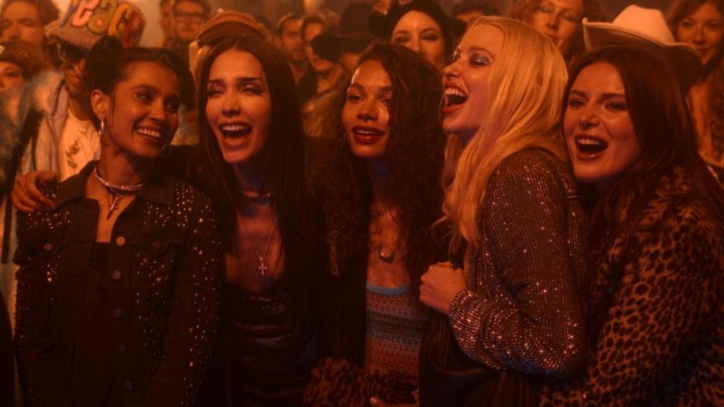 Find Your Friends Director, Bella Thorne, Sophia Ali, & Chloe Cherry Talk NSFW Thriller Movie image
