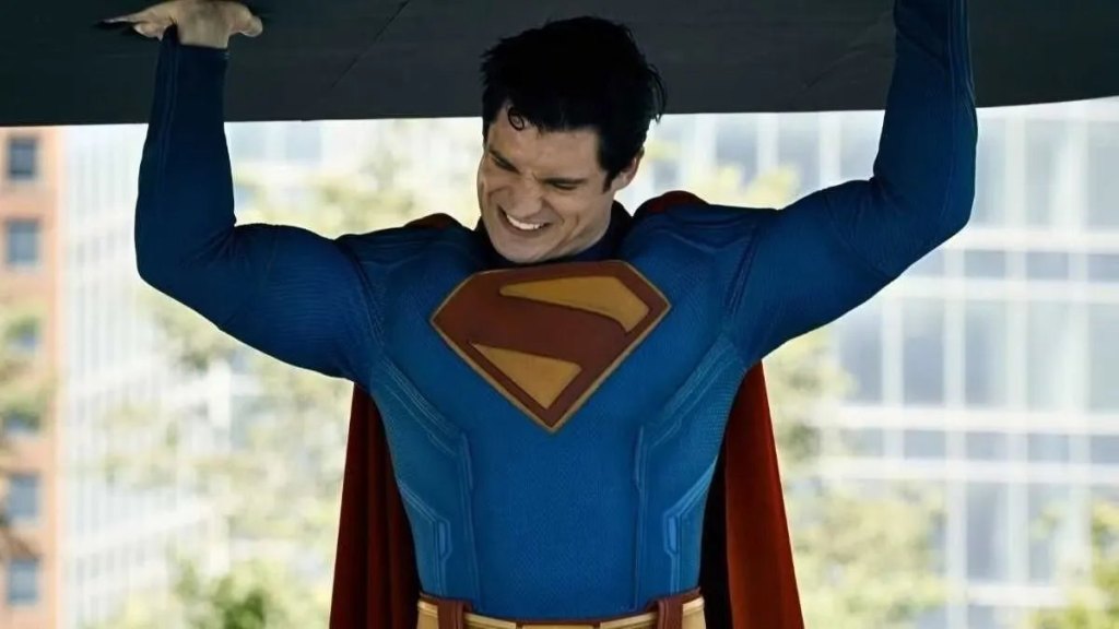 Man of Tomorrow: Watch Superman Obliterate Lex Luthor in New Set Video image