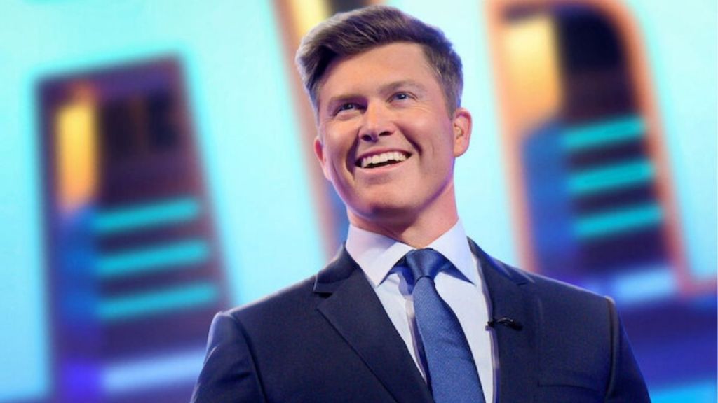 Colin Jost Clarifies How To Pronounce Scarlett Johansson’s Name Correctly image