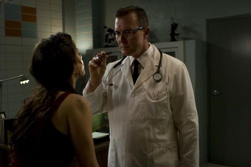 Jessica_Lowndes_and_Robert_Patrick_in_Autopsy