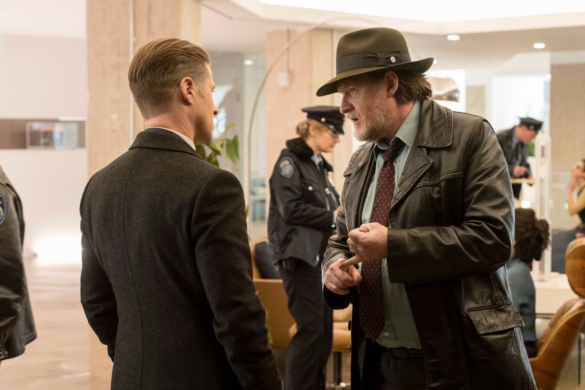 GOTHAM: L-R: Ben McKenzie and Donal Logue in the "A Dark Knight: Mandatory Brunch Meeting" episode of GOTHAM airing Thursday, April 5 (8:00-9:00 PM ET/PT) on FOX.  Â©2018 Fox Broadcasting Co. Cr: FOX