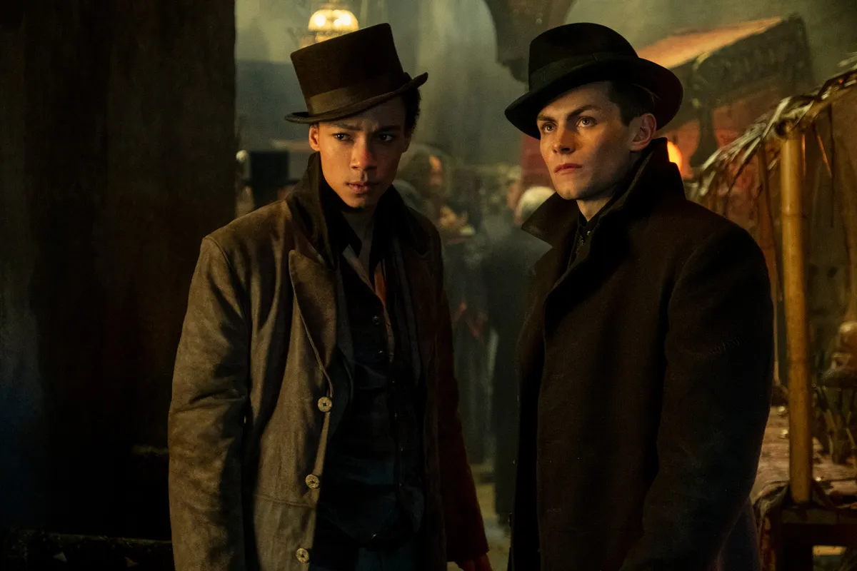 SHADOW AND BONE (L to R) KIT YOUNG as JESPER FAHEY and FREDDY CARTER as KAZ BREKKER in SHADOW AND BONE Cr. DAVID APPLEBY/NETFLIX Â© 2021