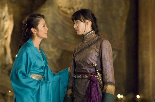 Michelle_Yeoh_and_Isabella_Leong_in_Mummy_Tomb_of_the_Dragon_Emperor