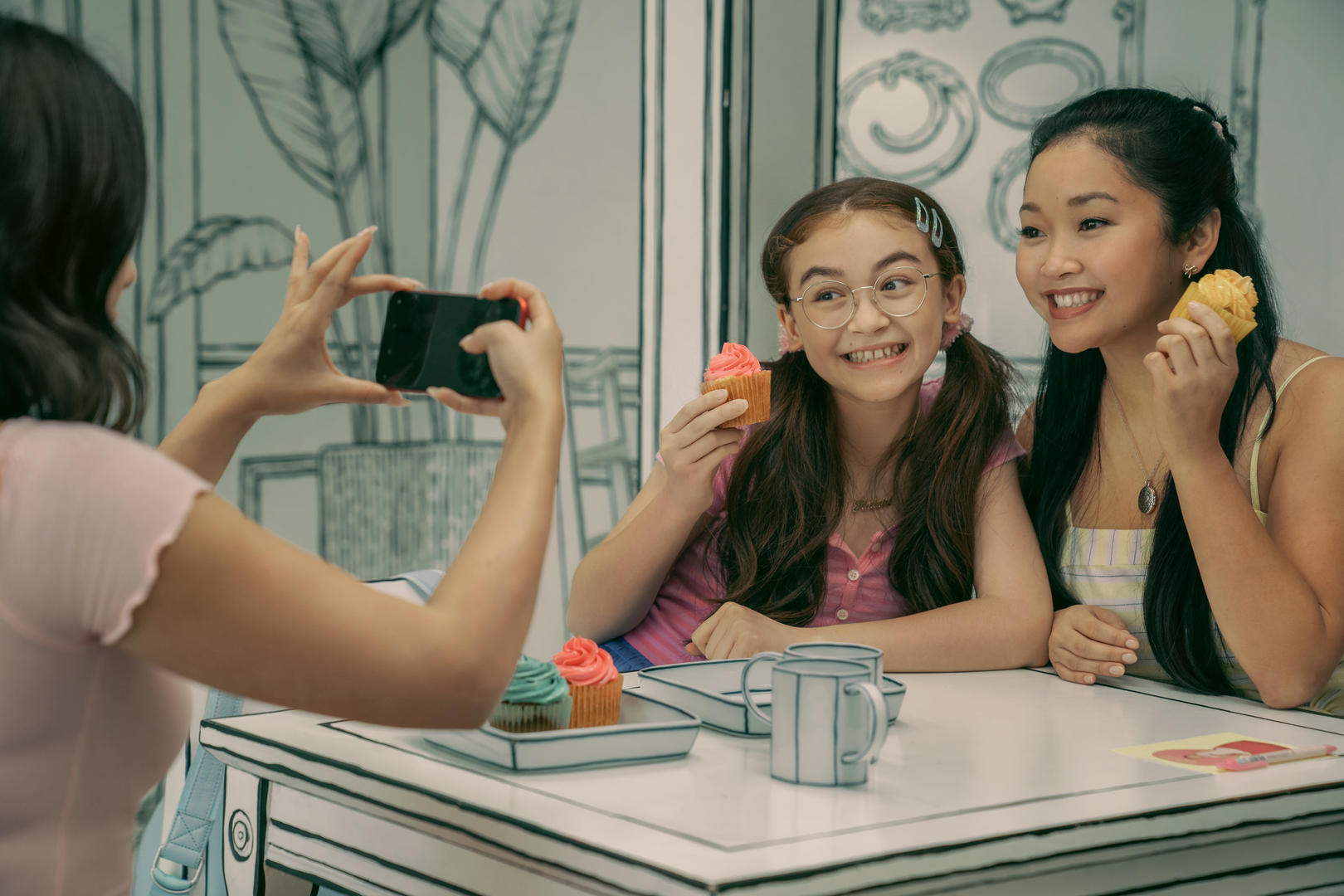 TO ALL THE BOYS: ALWAYS AND FOREVER (L-R): JANEL PARRISH as MARGOT, ANNA CATHCART as KITTY, LANA CONDOR as LARA JEAN. Cr: JUHAN NOH/NETFLIXÂ Â© 2021