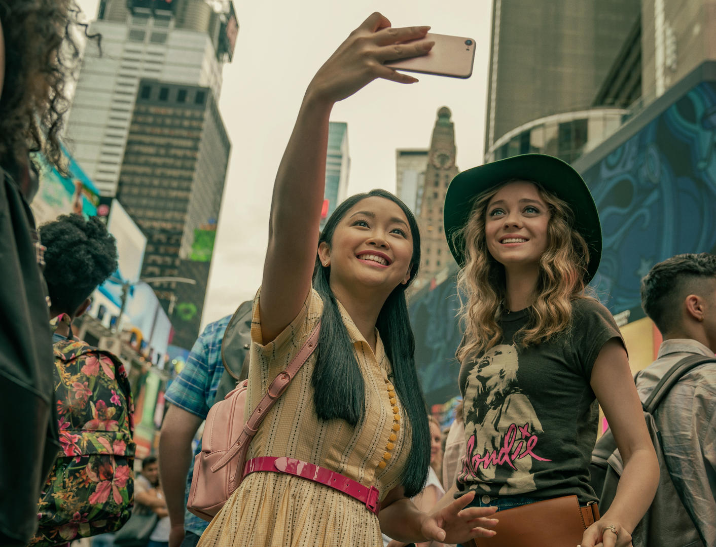 TO ALL THE BOYS: ALWAYS AND FOREVER (L-R): LANA CONDOR as LARA JEAN, MADELEINE ARTHUR as CHRISTINE. SARAH SHATZ/NETFLIXÂ Â© 2021